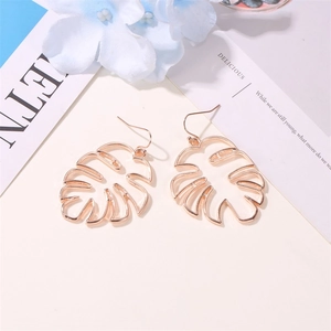 Vue détaillée de boucles d'oreilles feuilles de monstera ajourées en or rose
