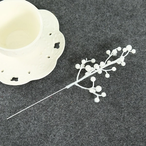 Detailopname van een kunstmatige witte bessen tak voor kerstmis DIY decoratie projecten