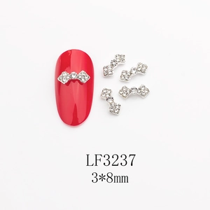 Détails des bijoux d'ongles en alliage argenté 3x8mm avec perles et strass sur ongles rouges