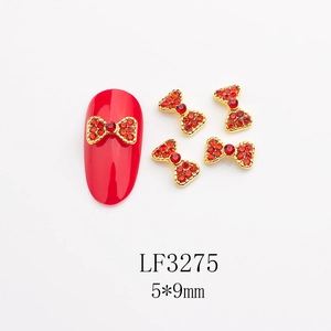 Détails macro des nœuds rouges pour nail art avec bords dorés et strass