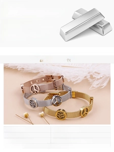 Detail von gewebten Edelstahl-Mesh-Armbändern mit Friedenssymbol-Anhänger in drei Metallfarben