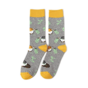 Gros plan de chaussettes en coton gris avec des motifs de hamsters mignons