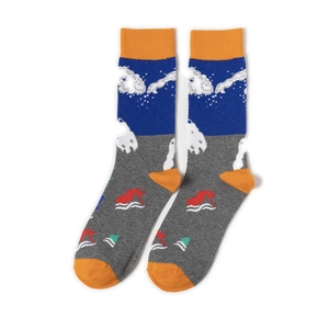 Détail de chaussettes mi-mollet en tricot avec motifs nuages et graphisme de surfeur sur gris