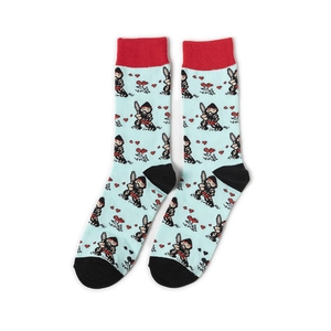 Détail de chaussettes bleu clair avec motifs pirates pixelisés et bords rouges