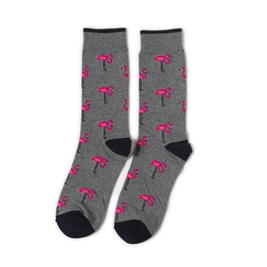 Détail de chaussettes gris foncé avec motifs flamants roses et talons noirs contrastés