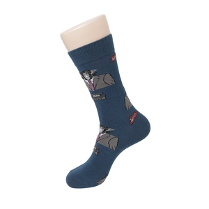 Vue détaillée de la chaussette bleu marine avec motif de gorille en costume élégant