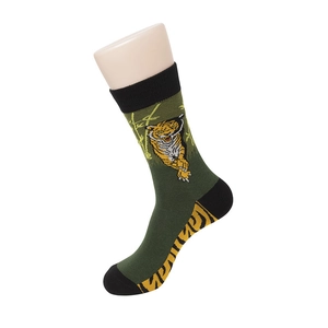 Détail de chaussettes vert foncé à motif tigre avec motifs jacquard tête de tigre jaune