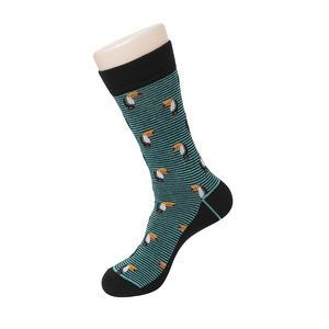 Détail de chaussettes en coton à rayures noir et vert avec motif toucan coloré brodé