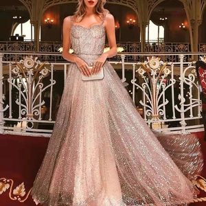 Robe longue élégante à paillettes or champagne avec bretelles fines et jupe évasée en A