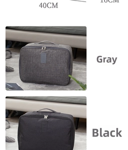 Détail des sacs de voyage gris et noirs avec longueur de 40 cm et double fermeture