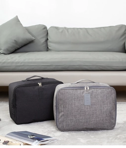 Détails des sacs de voyage gris et noirs montrant la grande capacité et le tissu durable