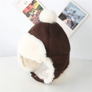 Détail du bonnet d'aviateur marron pour enfant en daim avec fausse fourrure et pompon