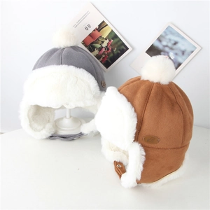 Chapeaux de trappeur d'hiver en similicuir avec doublure polaire et pompons