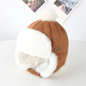 Détail du chapeau aviateur enfant marron avec doublure en fausse fourrure et protège-oreilles