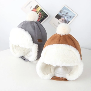 Bonnet d'hiver pour enfants avec doublure en fausse fourrure et protège-oreilles en gris