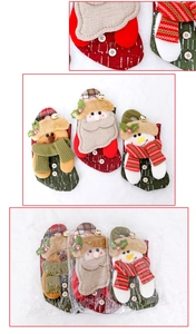 Detailansicht der Weihnachtssocken mit Nikolaus-, Schneemann- und Rentier-Plüschfiguren
