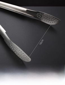 Vue détaillée d'une pince de cuisine en inox avec une ouverture large de 16 cm