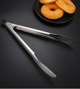Détail de la pince de cuisine en acier inoxydable 304 avec tête creuse et bague noire