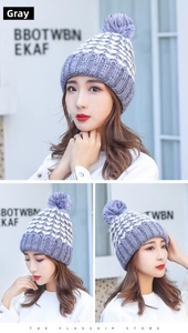 Tre viste di un cappello in maglia grigia con pompon in ecopelliccia e motivi a cuore