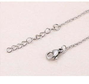 Detailansicht von silbernem Edelstahl-Karabinerverschluss und Verlängerungskette für Schmuck