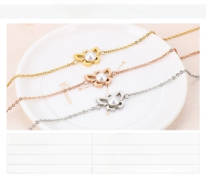 Detailansicht von Schmetterling-Perlenarmbändern in Gold, Roségold und Silber-Optik