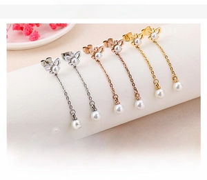 Details zu Schmetterlings-Perlenohrringen in Gold, Silber und Roségold-Stahl