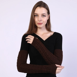 Detailed view of knitted twist texture and stylish color-block design on the arm sleeves