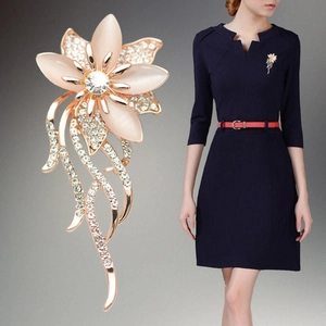 Elegante spilla a fiore oro rosa con petali occhio di gatto e nappe di strass