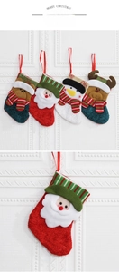 Vue détaillée des chaussettes de Noël avec motifs de Père Noël et bonhomme de neige