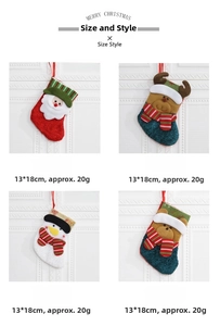 Vue détaillée de quatre chaussettes de Noël avec Père Noël, élan, bonhomme de neige et ours