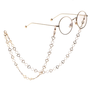 Goldene Brillenlkette mit Herzgliedern und Silikonschlaufen auf weißem Hintergrund