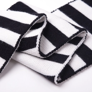 Écharpe en tricot mélangé de laine avec rayures noires et blanches classiques