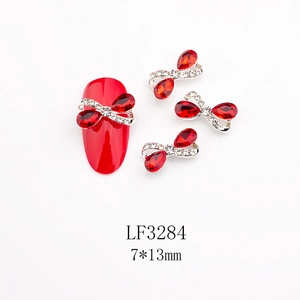 Dettaglio dei ciondoli a fiocco rosso LF3284 per nail art con cristalli rossi, 7x13mm