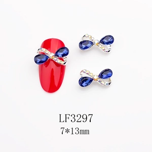 Dettaglio del fiocco per unghie in cristallo blu 7x13mm con strass e bordo in metallo