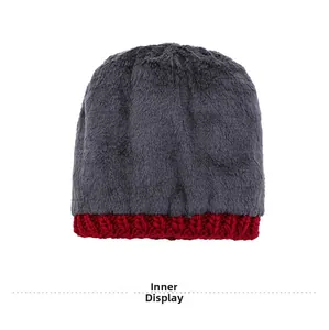 Détail de la doublure épaisse en fausse fourrure grise et du bord tricoté rouge d'hiver