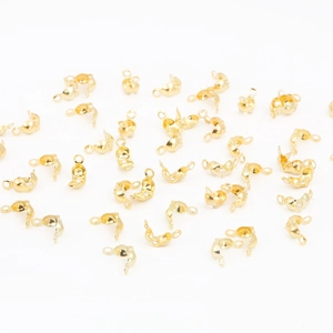 Cubrenudos dorados brillantes para fabricación de joyas DIY en fondo blanco