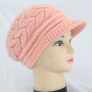 Texture dettagliata del berretto in maglia intrecciata rosa con visiera su modello