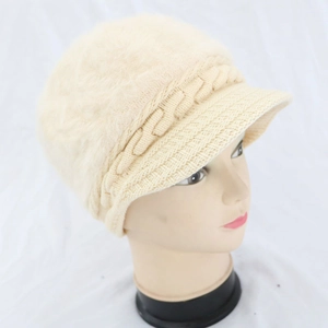 Dettaglio laterale del berretto in maglia beige con visiera e fodera in peluche