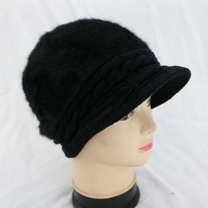 Dettaglio di un berretto nero in maglia di peluche con consistenza in pelliccia