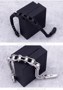 Detail von mattschwarzen und silbernen Biker-Kettenarmbändern aus Edelstahl mit Verschluss