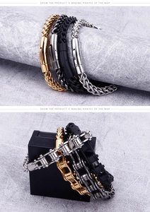 Nahaufnahme von Titanstahl-Motorradkettenarmbändern in Gold, Schwarz und Silber Finish