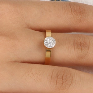 Minimalistischer goldener Titanring für Damen mit rundem Pavé-Besatz und funkelnden Zirkonen