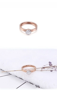 Detailopname van roségouden ring met sprankelend rond schijfontwerp in pavé-zetting