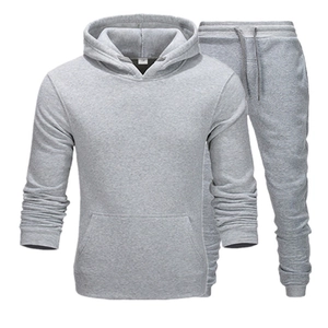 Detailansicht der Stoffstruktur und Passform des grauen Sportanzugs mit Kapuzenpullover