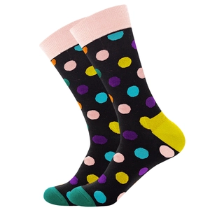 Détail des chaussettes mi-hautes à pois colorés sur maille noire pour hommes