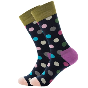 Gros plan détaillé sur des chaussettes bleu marine à pois colorés et bords côtelés