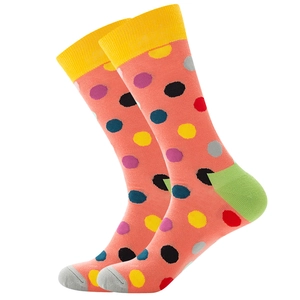 Détail de chaussettes à pois colorés avec revers jaune côtelé et pointes grises