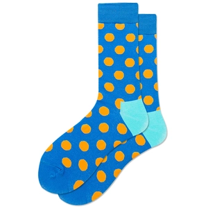 Détail de chaussettes bleues à pois orange montrant la texture en coton tricoté