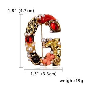 Detailed view of G-shaped brooch with measurements 4.7cm x 3.3cm and 19g weight