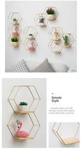 Détail d'étagères murales hexagonales dorées avec base en bois au style scandinave